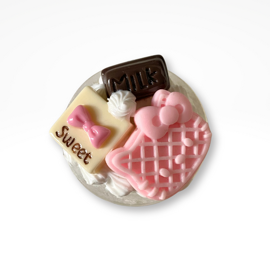 𝓴𝓲𝓽𝓽𝔂'𝓼 𝔀𝓪𝓯𝓯𝓮𝓻 phone grip