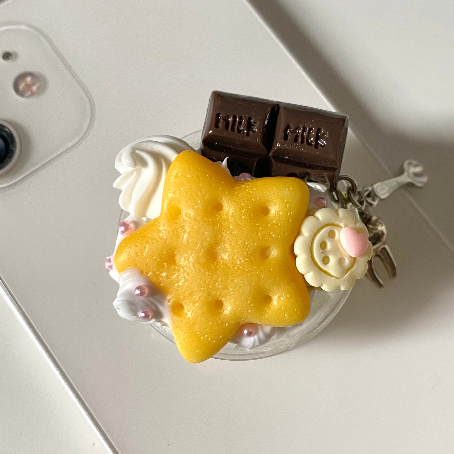 𝙨𝙬𝙚𝙚𝙩 𝙘𝙝𝙤𝙘𝙤 𝙨𝙩𝙖𝙧 𝙘𝙧𝙪𝙣𝙘𝙝 phone grip